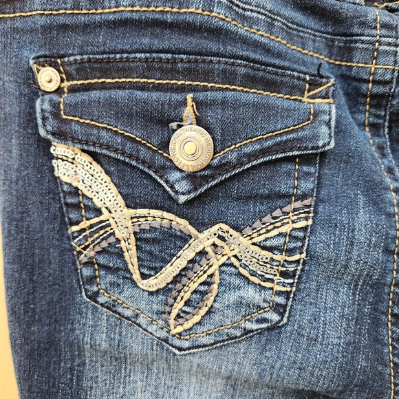 NWOT Wallflower Dark Wash Boot Cut Stretch Distressed Jeans - Size 7 - Picture 10 of 12